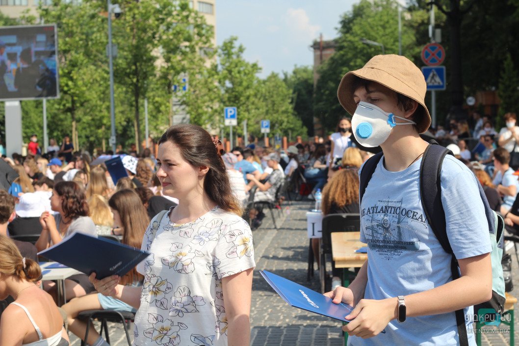 Как в Днепре проходит диктант ко Дню Конституции (ФОТОРЕПОРТАЖ) - рис. 6