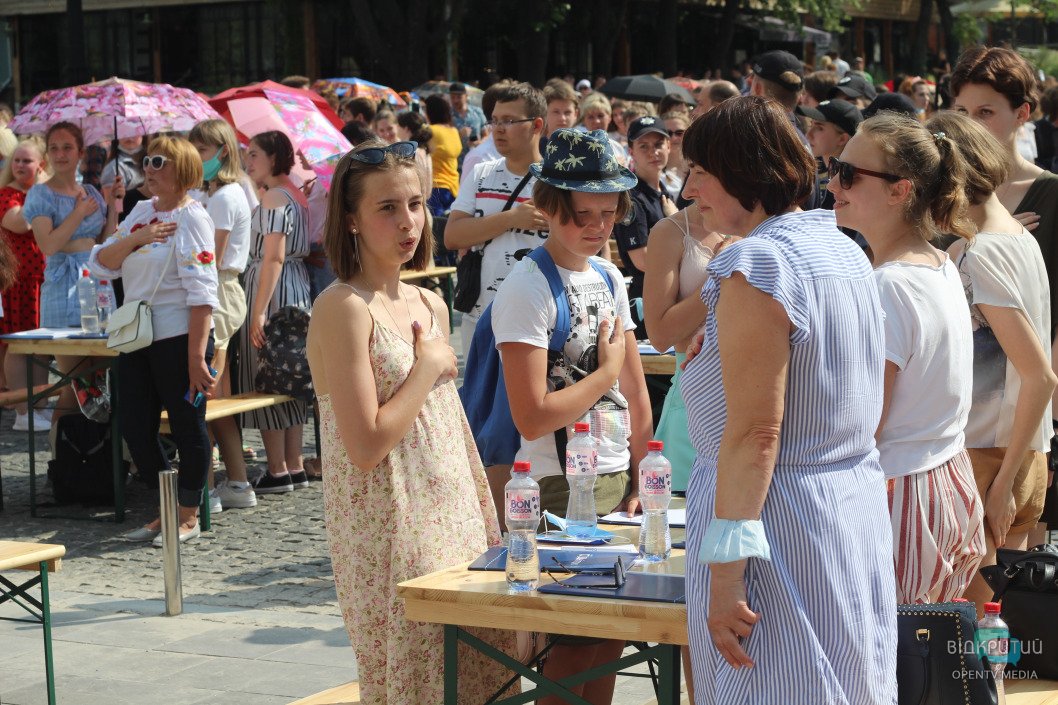 Как в Днепре проходит диктант ко Дню Конституции (ФОТОРЕПОРТАЖ) - рис. 11