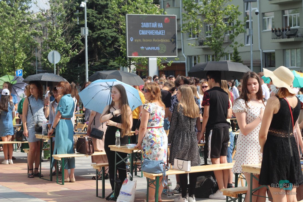 Как в Днепре проходит диктант ко Дню Конституции (ФОТОРЕПОРТАЖ) - рис. 13