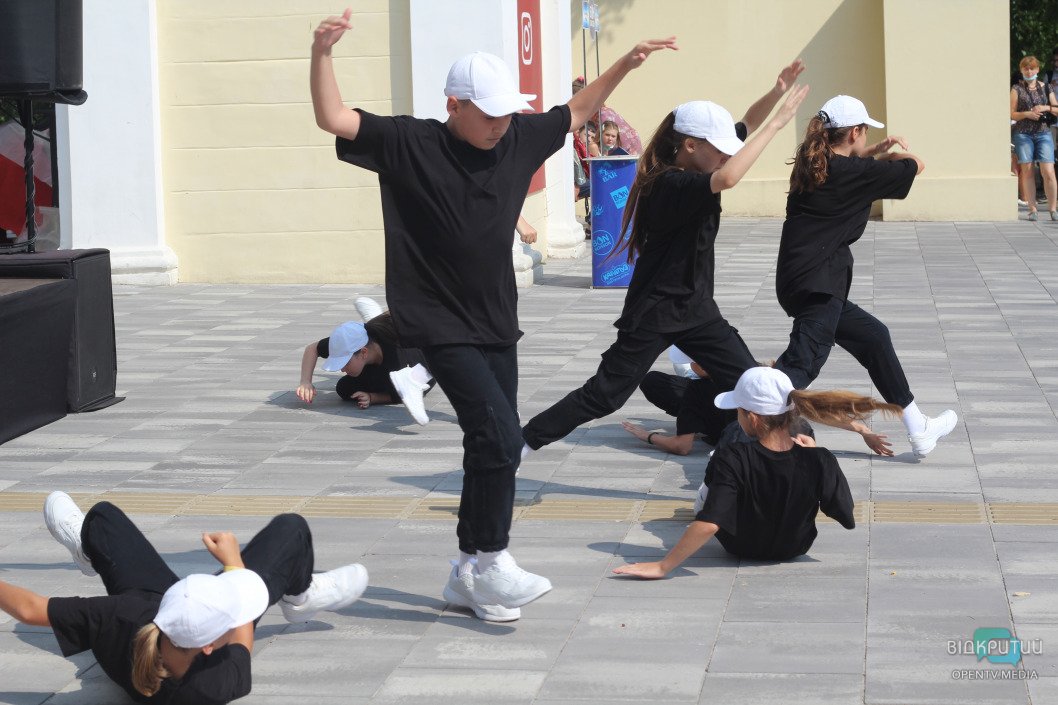 Как в Днепре проходит диктант ко Дню Конституции (ФОТОРЕПОРТАЖ) - рис. 2
