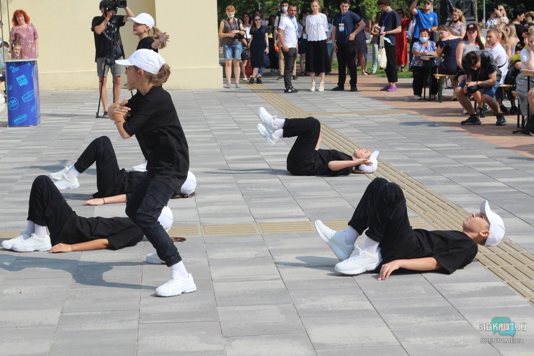Как в Днепре проходит диктант ко Дню Конституции (ФОТОРЕПОРТАЖ) - рис. 3