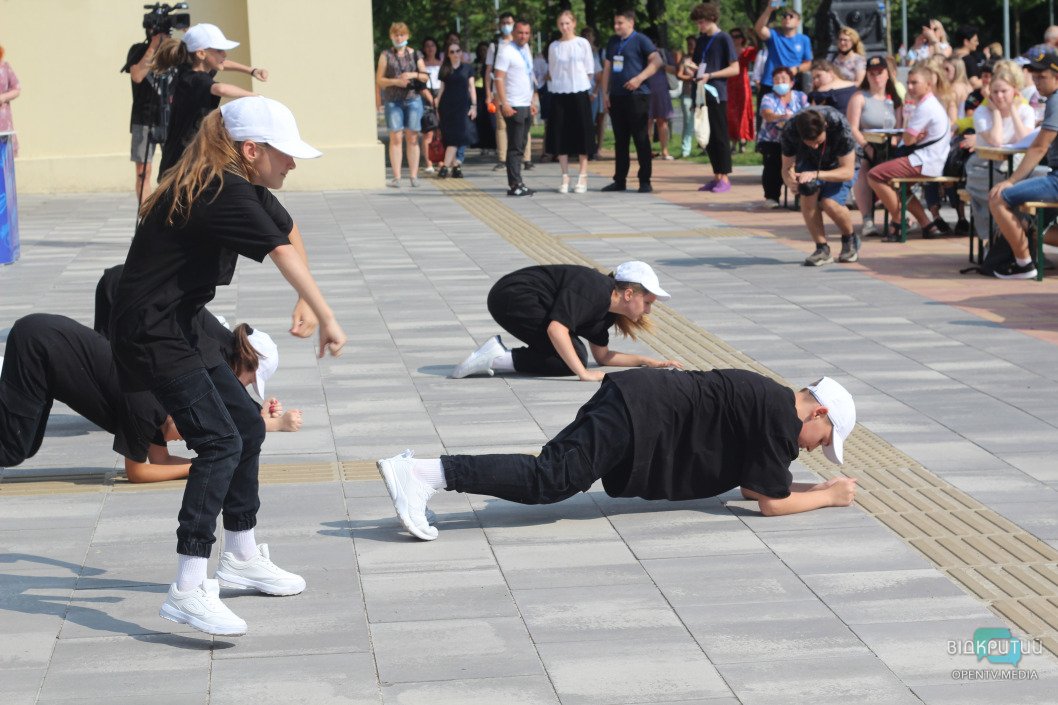 Как в Днепре проходит диктант ко Дню Конституции (ФОТОРЕПОРТАЖ) - рис. 4
