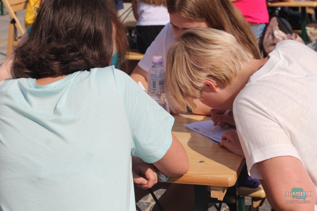 Как в Днепре проходит диктант ко Дню Конституции (ФОТОРЕПОРТАЖ) - рис. 20