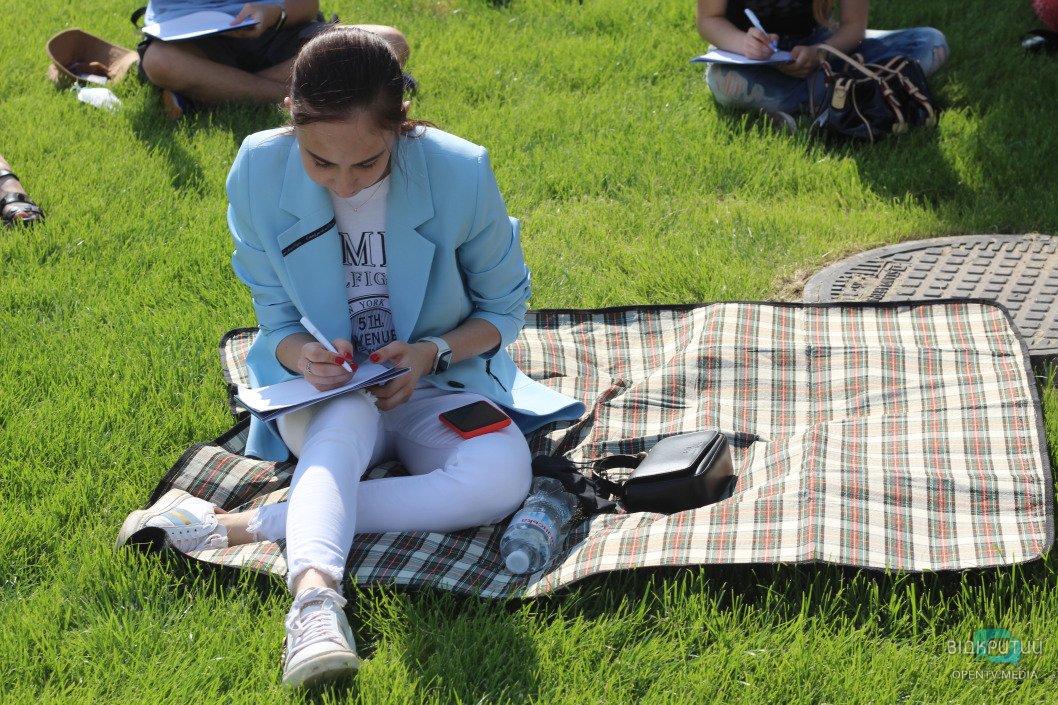 Как в Днепре проходит диктант ко Дню Конституции (ФОТОРЕПОРТАЖ) - рис. 18