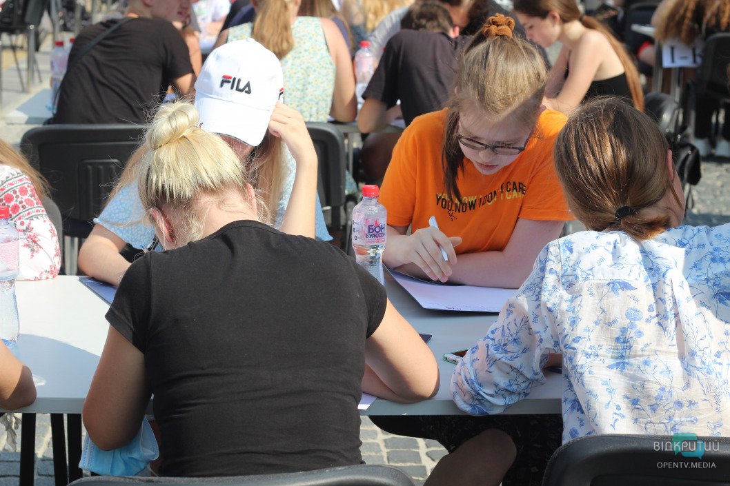 Как в Днепре проходит диктант ко Дню Конституции (ФОТОРЕПОРТАЖ) - рис. 14