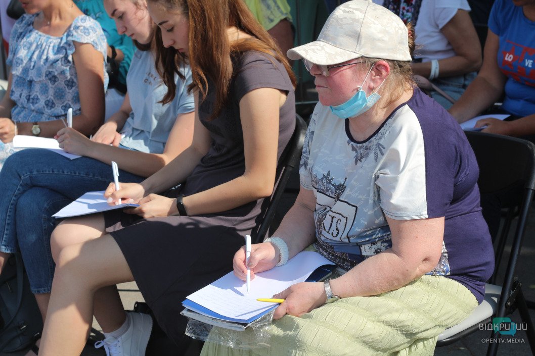 Как в Днепре проходит диктант ко Дню Конституции (ФОТОРЕПОРТАЖ) - рис. 21