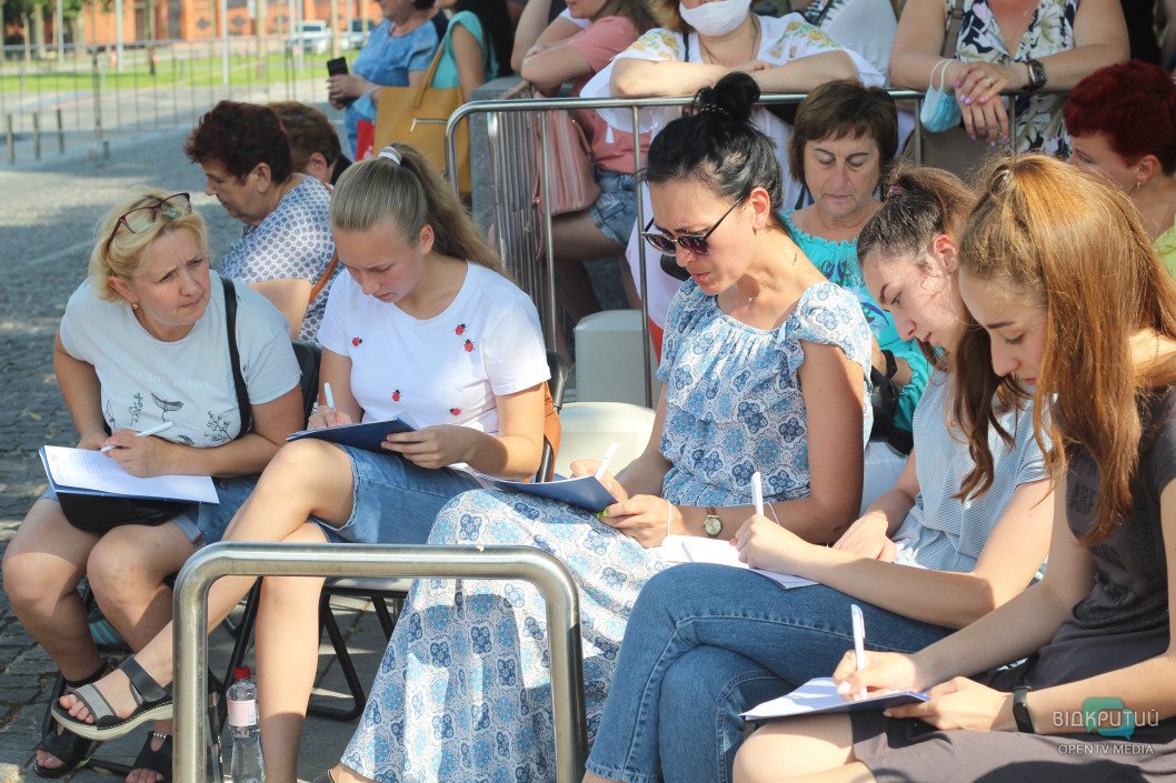 Как в Днепре проходит диктант ко Дню Конституции (ФОТОРЕПОРТАЖ) - рис. 19