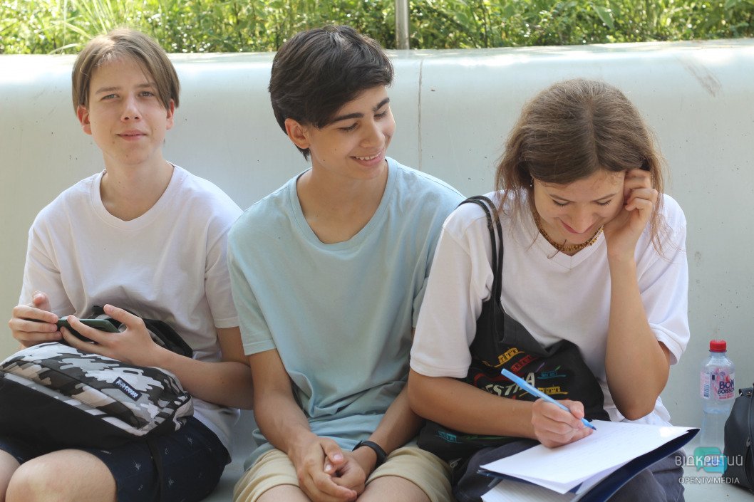 Как в Днепре проходит диктант ко Дню Конституции (ФОТОРЕПОРТАЖ) - рис. 16