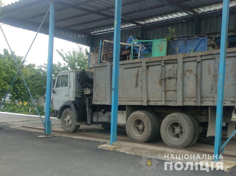 В Кривом Роге полиция задержала грузовик с 8 тоннами металлолома - рис. 1