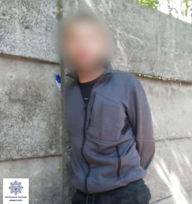 В Кривом Роге пьяный мужчина с пистолетом бросался на прохожих - рис. 1