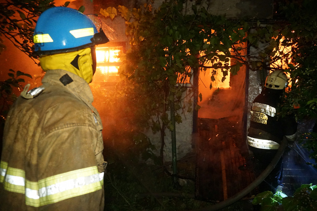 В Днепре в Новокодацком районе сгорели два частных дома (ФОТО+ВИДЕО) - рис. 4