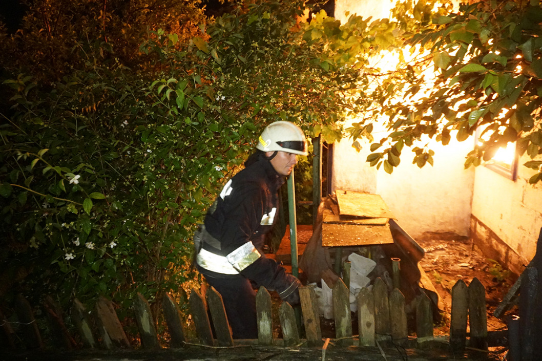 В Днепре в Новокодацком районе сгорели два частных дома (ФОТО+ВИДЕО) - рис. 3