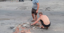 Сделай сам: на Днепропетровщине жители ремонтируют дорогу самостоятельно - рис. 1