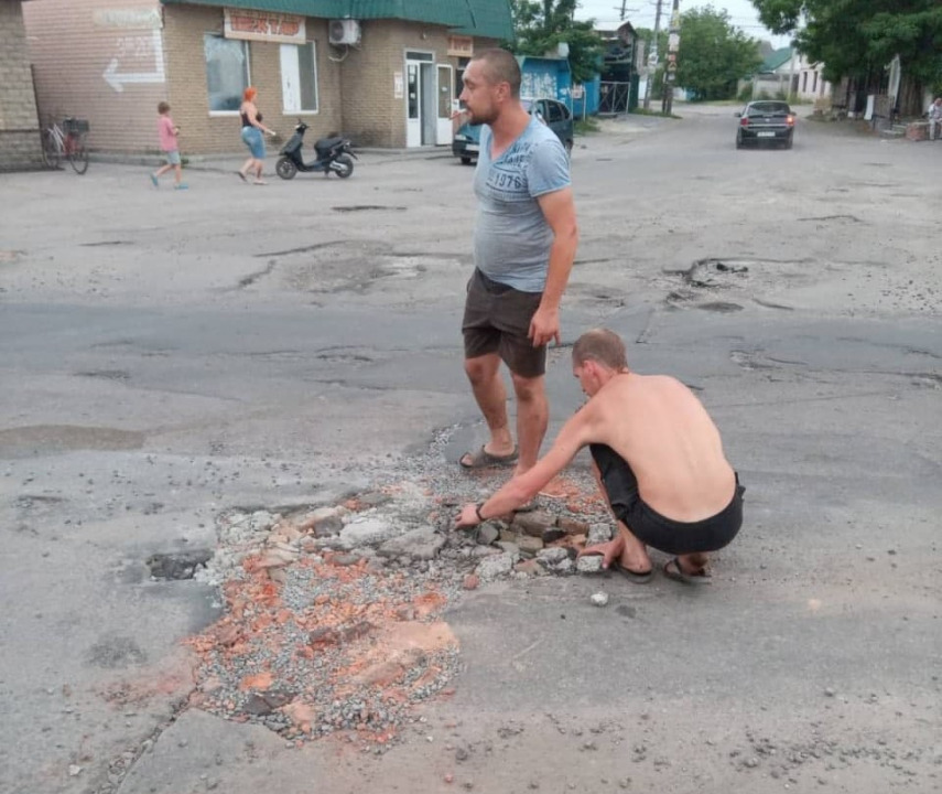 Сделай сам: на Днепропетровщине жители ремонтируют дорогу самостоятельно - рис. 1