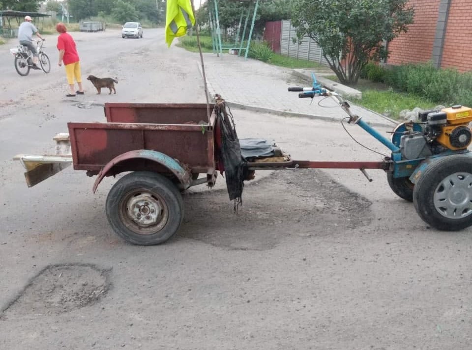 Сделай сам: на Днепропетровщине жители ремонтируют дорогу самостоятельно - рис. 2