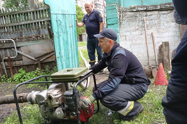 Около 105 тысяч кубометров воды: днепровские спасатели продолжают бороться с подтоплениями - рис. 4