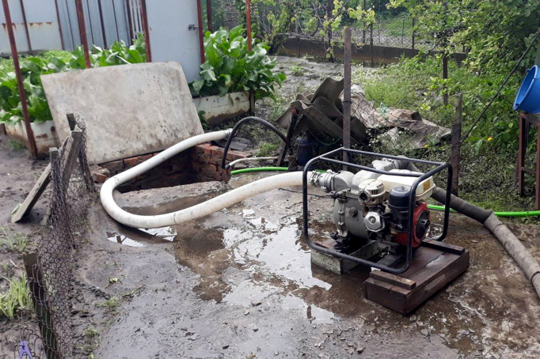 Около 105 тысяч кубометров воды: днепровские спасатели продолжают бороться с подтоплениями - рис. 3