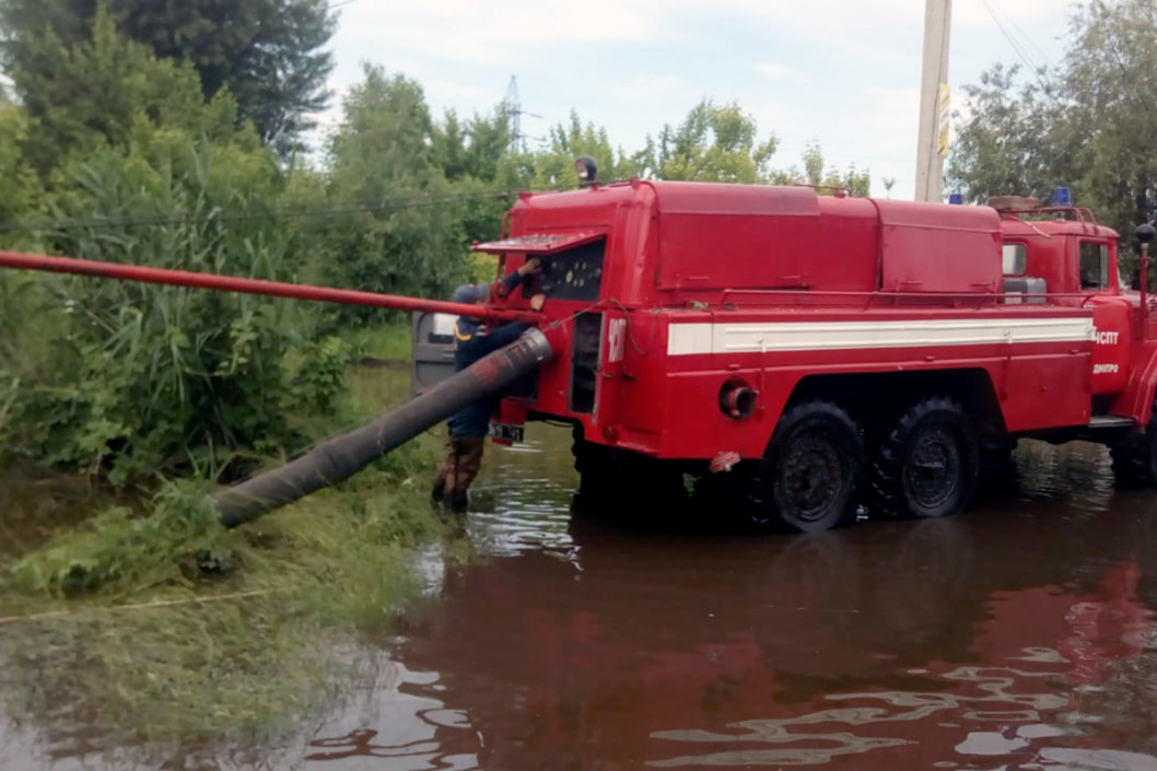 Около 105 тысяч кубометров воды: днепровские спасатели продолжают бороться с подтоплениями - рис. 2
