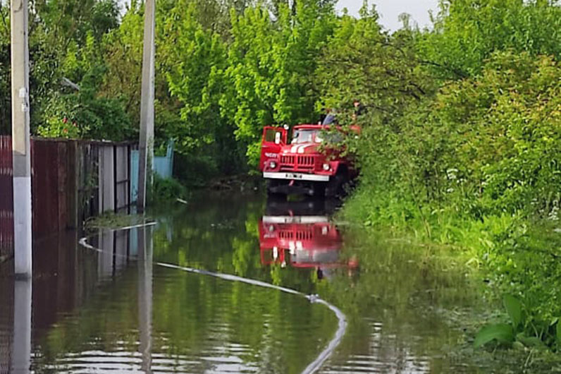 Около 105 тысяч кубометров воды: днепровские спасатели продолжают бороться с подтоплениями - рис. 5