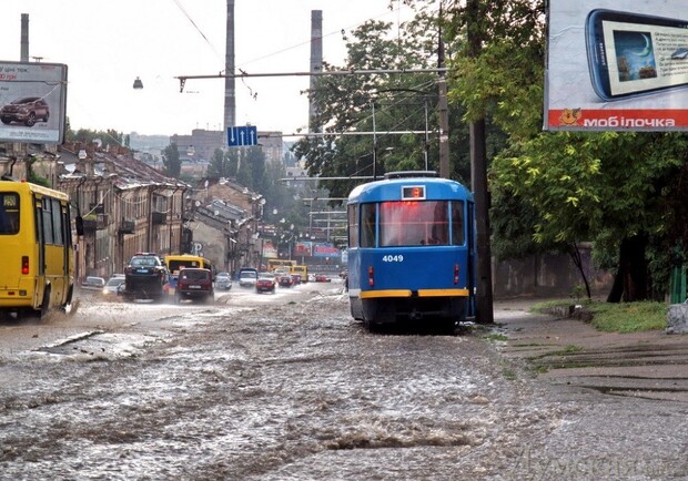В Днепре из-за затопленных рельсов не вышли на линию некоторые маршруты трамваев - рис. 1
