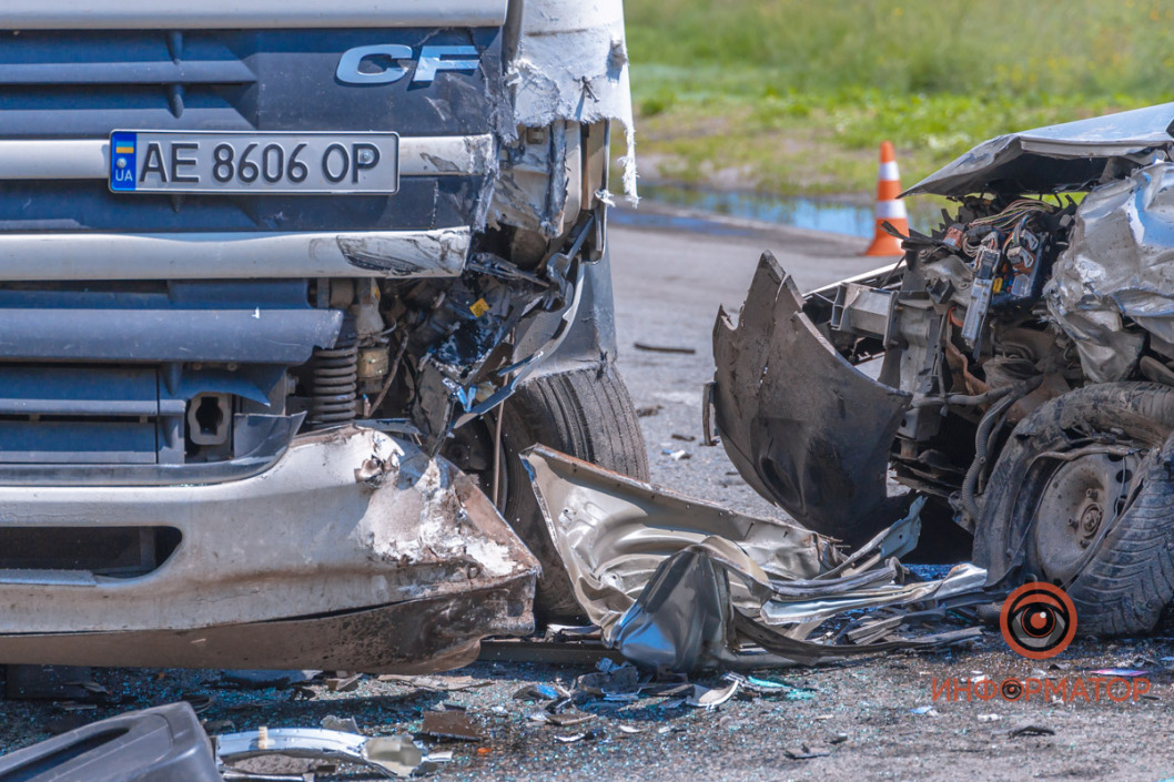 Смертельное ДТП в Днепре: водитель Peugeot протаранил грузовик DAF - рис. 1