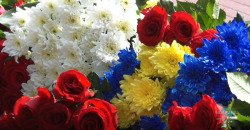 Цветы для Кобзаря: в Днепре отмечают День Конституции Украины (ФОТО) - рис. 9
