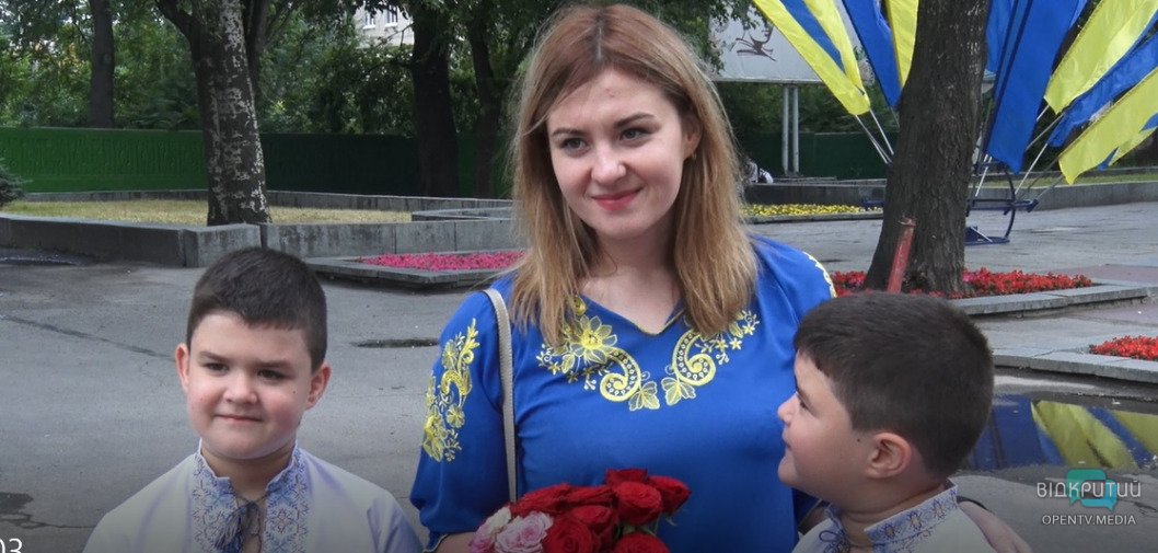 Цветы для Кобзаря: в Днепре отмечают День Конституции Украины (ФОТО) - рис. 6