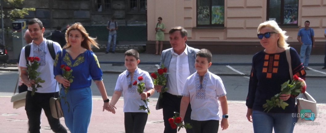 Цветы для Кобзаря: в Днепре отмечают День Конституции Украины (ФОТО) - рис. 4