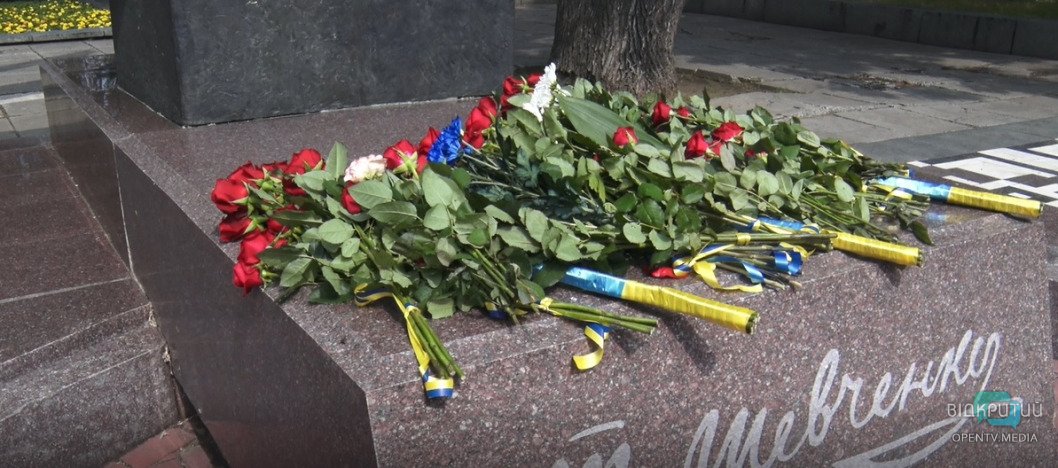 Цветы для Кобзаря: в Днепре отмечают День Конституции Украины (ФОТО) - рис. 2