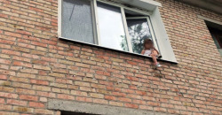 В Желтых Водах 5-летняя девочка едва не выпала из окна второго этажа - рис. 1