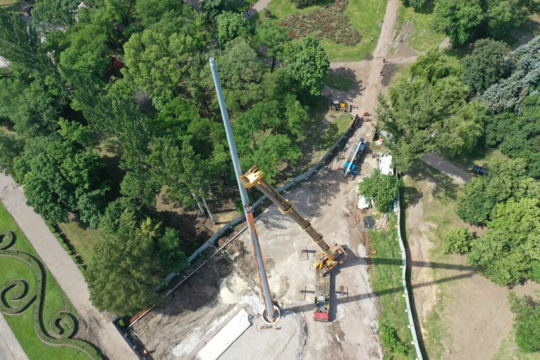 В Кривом Роге установили 72-метровый флагшток - рис. 2