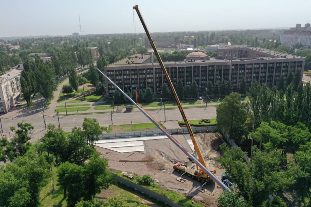 В Кривом Роге установили 72-метровый флагшток - рис. 4