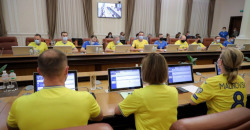 Без галстуков: украинские министры провели заседание в футбольной форме - рис. 1