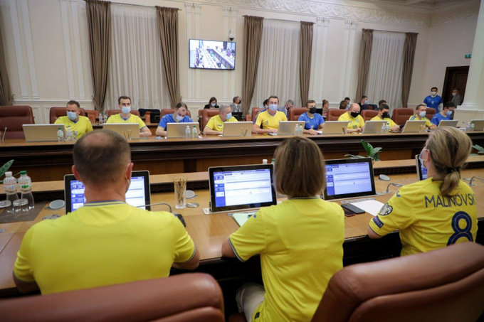 Без галстуков: украинские министры провели заседание в футбольной форме - рис. 1