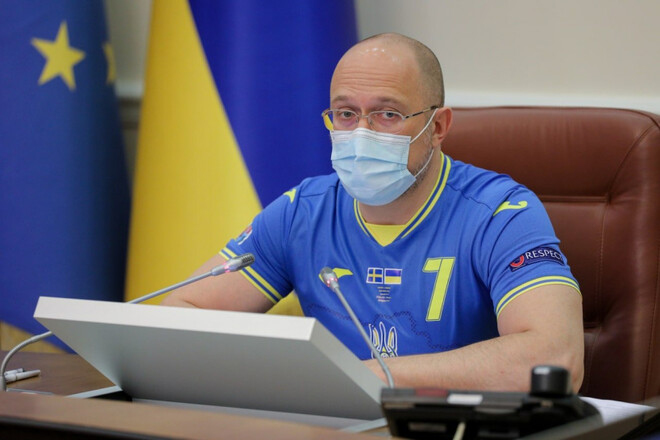 Без галстуков: украинские министры провели заседание в футбольной форме - рис. 2