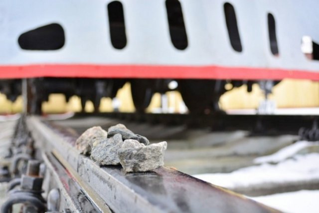 На Приднепровской железной дороге хулиганы камнями забросали кабину машиниста - рис. 2