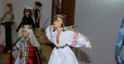 Миниатюра Юлии Саниной и Alyona Alyona: в Днепре прошла выставка кукол "Barbie" - рис. 15