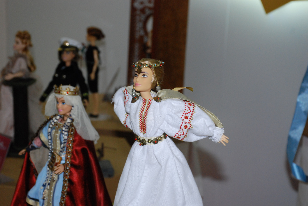 Миниатюра Юлии Саниной и Alyona Alyona: в Днепре прошла выставка кукол "Barbie" - рис. 1