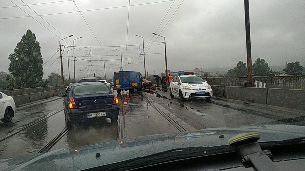 В Днепре на Амурском мосту произошло тройное ДТП: есть пострадавшие - рис. 1
