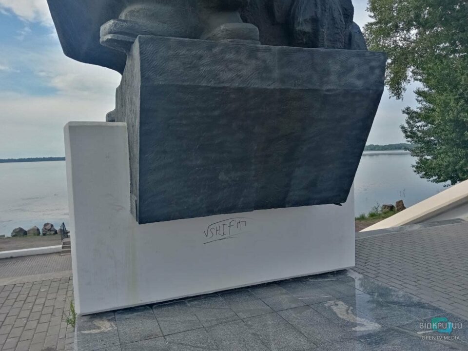 В Днепре на жилмассиве Красный Камень осквернили памятник 152-й дивизии (ФОТО) - рис. 1