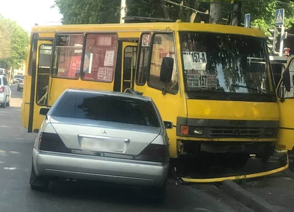 В Днепре маршрутка на большой скорости врезалась в иномарку: есть пострадавший - рис. 1