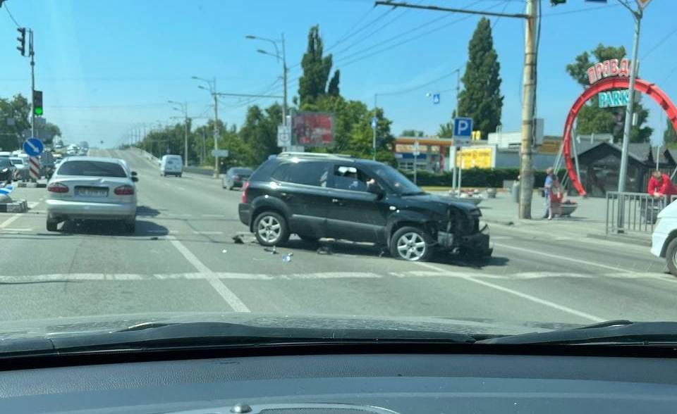 В Днепре возле ТЦ «Наша правда» произошло ДТП: движение затруднено (ВИДЕО) - рис. 1
