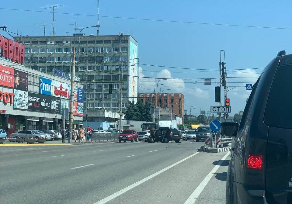 В Днепре возле ТЦ «Наша правда» произошло ДТП: движение затруднено (ВИДЕО) - рис. 2