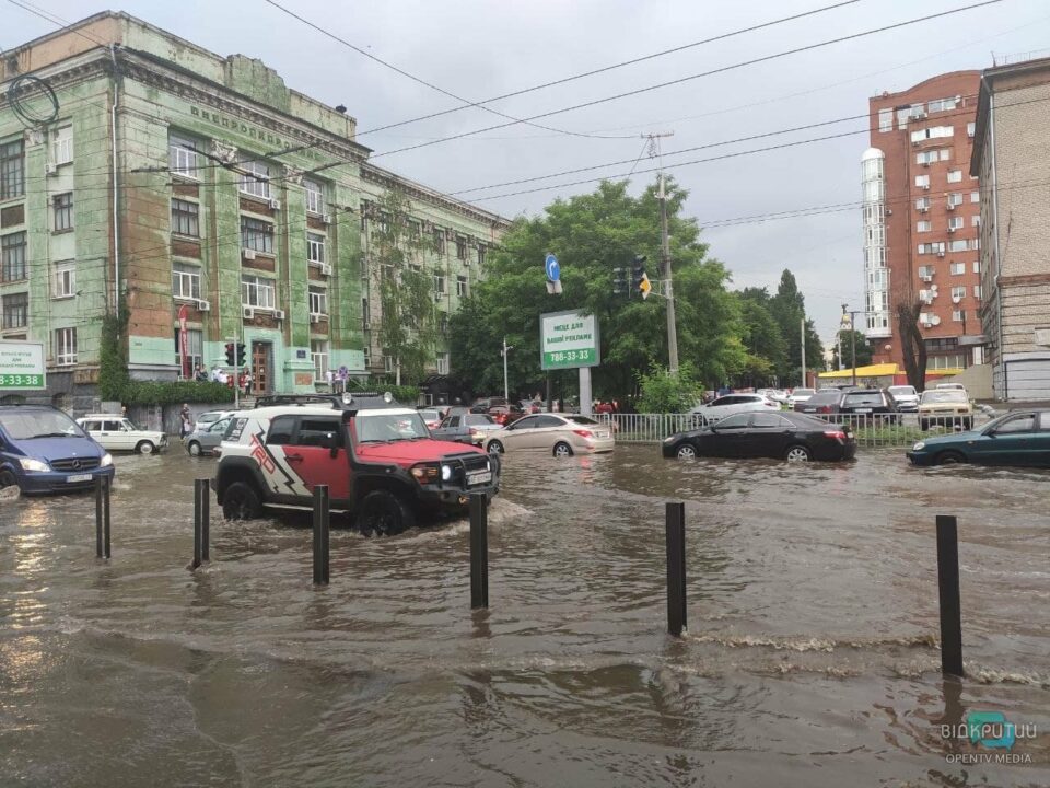 Потоп в Днепре: в центре города - транспортный коллапс (ФОТО, ВИДЕО) - рис. 1