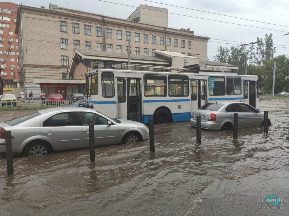 Потоп в Днепре: в центре города - транспортный коллапс (ФОТО, ВИДЕО) - рис. 2