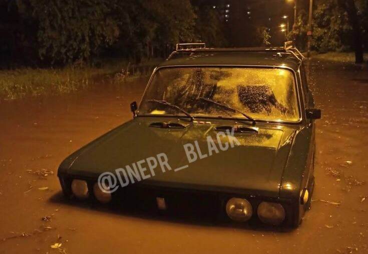 Летний потоп: этой ночью в Днепре «плавали» авто и падали деревья (ФОТО/ВИДЕО) - рис. 1
