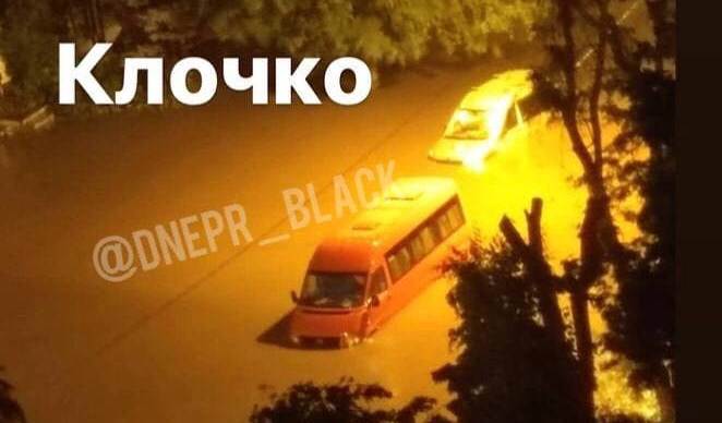 Летний потоп: этой ночью в Днепре «плавали» авто и падали деревья (ФОТО/ВИДЕО) - рис. 2