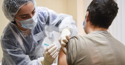 В Украине установили рекорд по числу вакцинированных от COVID-19 за сутки - рис. 14