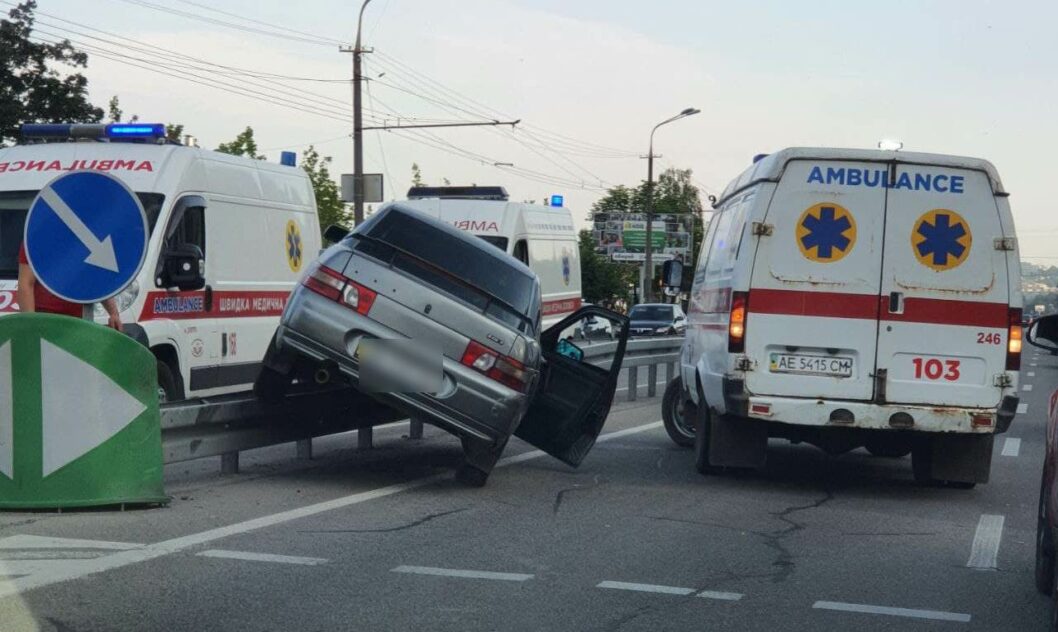 В Днепре на Набережной Победы произошло жесткое ДТП: водителей увезли в больницу - рис. 1