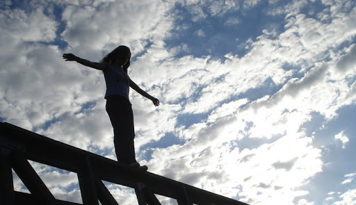 В Днепре женщина свела счеты с жизнью, прыгнув с Нового моста (ВИДЕО) - рис. 1